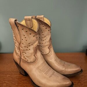 Idyllwind Tan Heeled Boots with Western Elegance! Only worn once!